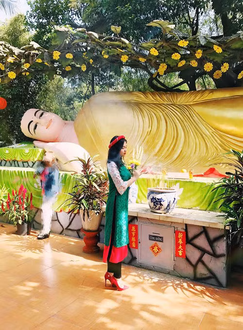 Khác với hình ảnh táo bạo trong bộ ảnh hot girl thổ dân ngực trần, "bông hồng lai" 18 tuổi Hứa Phạm Linda chọn cho mình sự nhẹ nhàng trong bộ áo dài cách tân đi lễ chùa, ra phố du xuân.