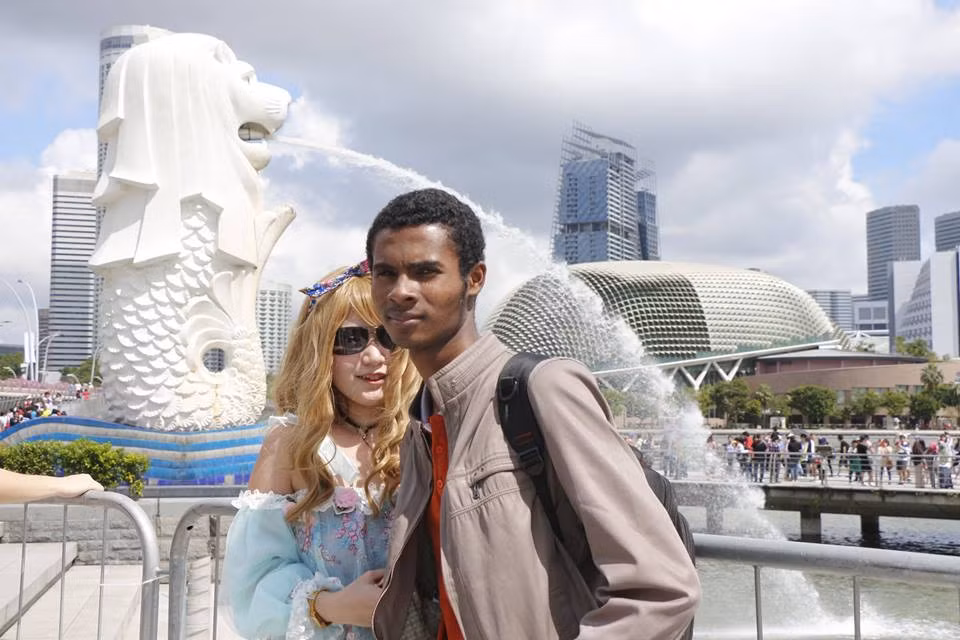 Chụp ảnh kỷ niệm tại đảo quốc Sư tử - Singapore.