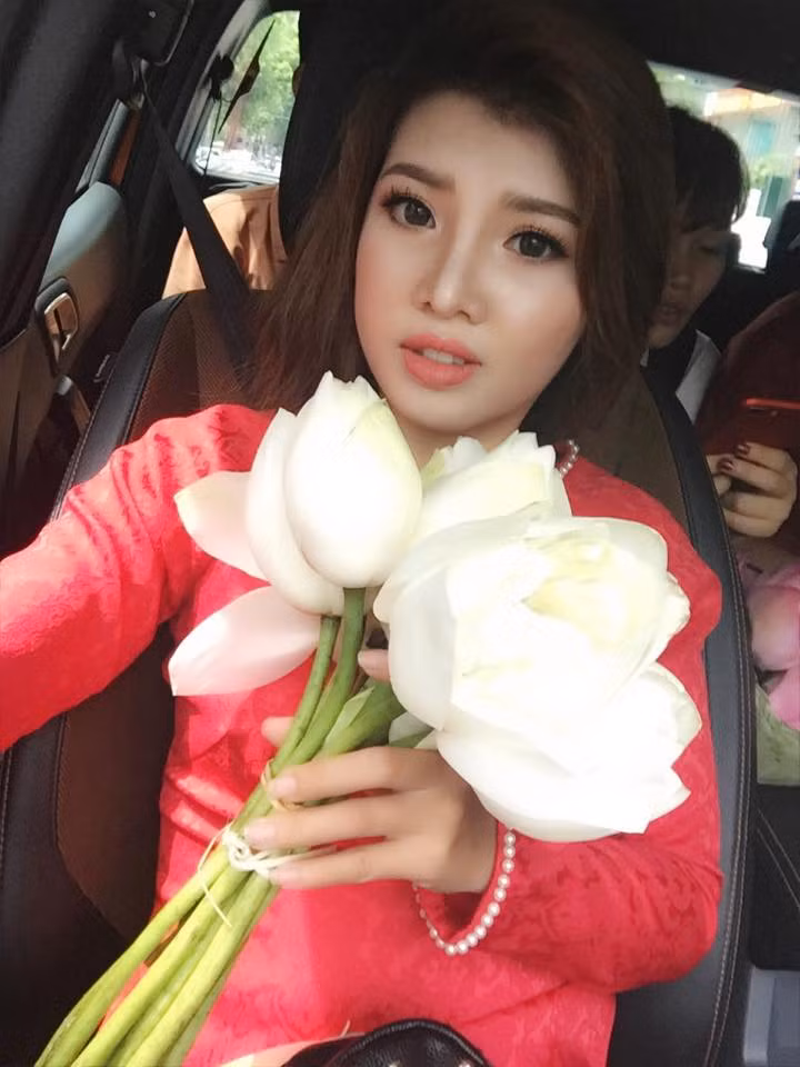 Kể từ sau khi "đập đi xây lại" khuôn mặt xấu xí trước kia, Quách Thị Phượng - bà mẹ đơn thân được mệnh danh là "Thị Nở tái sinh" hay Phượng "Thị Nở" cho biết cô cảm thấy tự tin hơn rất nhiều và khá hài lòng với cuộc sống hiện tại. Ảnh: FBNV.