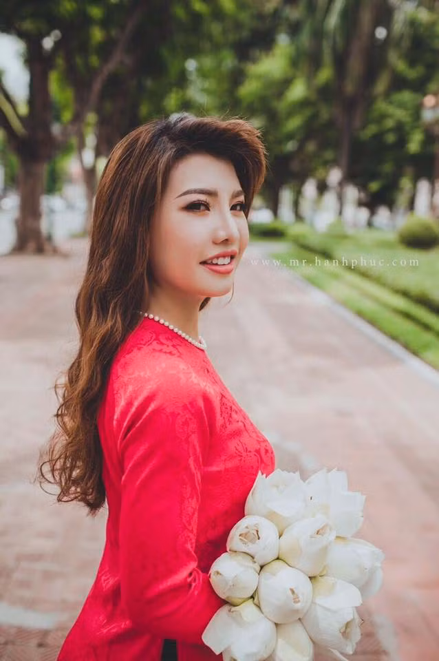 Nhân chuyến ra Hà Nội lần này, bà mẹ đơn thân ở Đăk Nông cũng thực hiện một bộ ảnh đẹp trong tà áo dài đỏ và hoa sen. Bà mẹ trẻ cũng luôn lưu giữ những bức ảnh cũ và ảnh hiện tại để thấy mình đang hoàn thiện bản thân từng ngày. Theo Phượng, ai già rồi cũng xấu đi. Có thể tuổi thọ của người PTTM dù ngắn hơn nhưng hãy trân trọng những gì mình đang có. Ảnh: Mr.Hanhphuc.