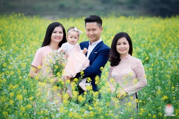 Trước đó, hình ảnh trẻ trung của "bà nội U50" chụp ảnh trong vườn cải khiến dân mạng Việt phải trầm trồ. Được biết, nhân vật chính trong bộ ảnh là cô Dung cùng con trai, con dâu và cháu nội của mình. Cô Dung đến từ Thanh Hóa và vừa bước sang tuổi 52. Ảnh: Tú Bùi.