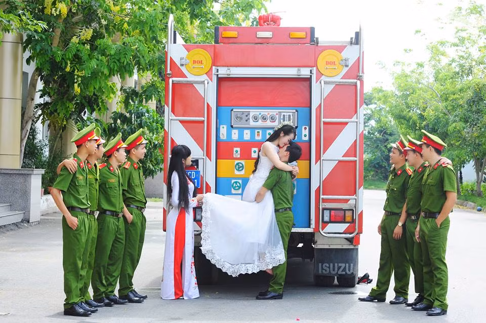 Bù lại, chú rể Quốc Doanh cũng luôn biết cách quan tâm, chăm sóc cho người vợ tương lai của mình. "Cuối tuần nào anh được nghỉ và không có cháy thì anh đưa mình đi chơi khắp Sài Gòn và dẫn đi ăn các món mà những đôi yêu nhau hay thưởng thức. Cũng có nhiều khi anh trổ tài nấu cho mình ăn những món mà mùi vị chỉ có người miền Trung như chúng mình mới ăn được thôi", Mai Tuyết chia sẻ kỷ niệm không thể nào quên ấy.