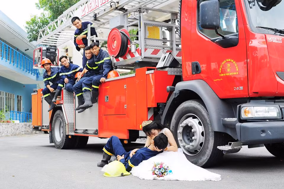 Chuyen tinh dep cua co dau xu Nghe va anh linh cuu hoa