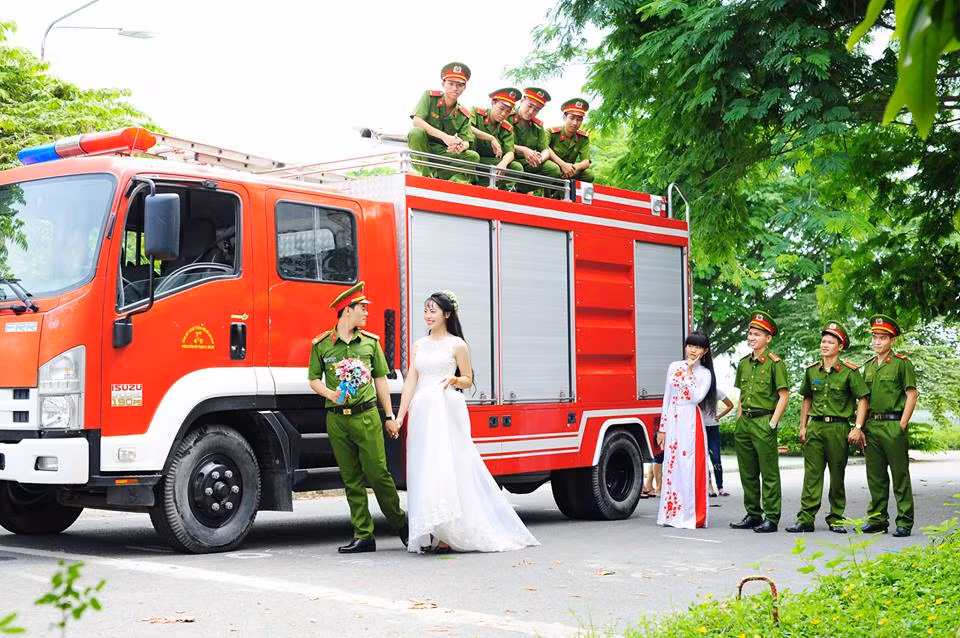 3 năm yêu nhau, thời gian không phải quá dài nhưng cũng không thể nói là ngắn để tìm hiểu nhau. 3 năm ấy Mai Tuyết cảm nhận được trọn vẹn tình yêu mà Quốc Doanh dành cho cô, coi đó như mối tình đầu và cũng là mối tình cuối của mình. Với cô thì "nửa kia" của mình - một người con xuất thân từ miền Trung, mảnh đất hứng chịu nhiều thiên tai - là một người chịu khó, biết phấn đấu và vào thành phố lập nghiệp.