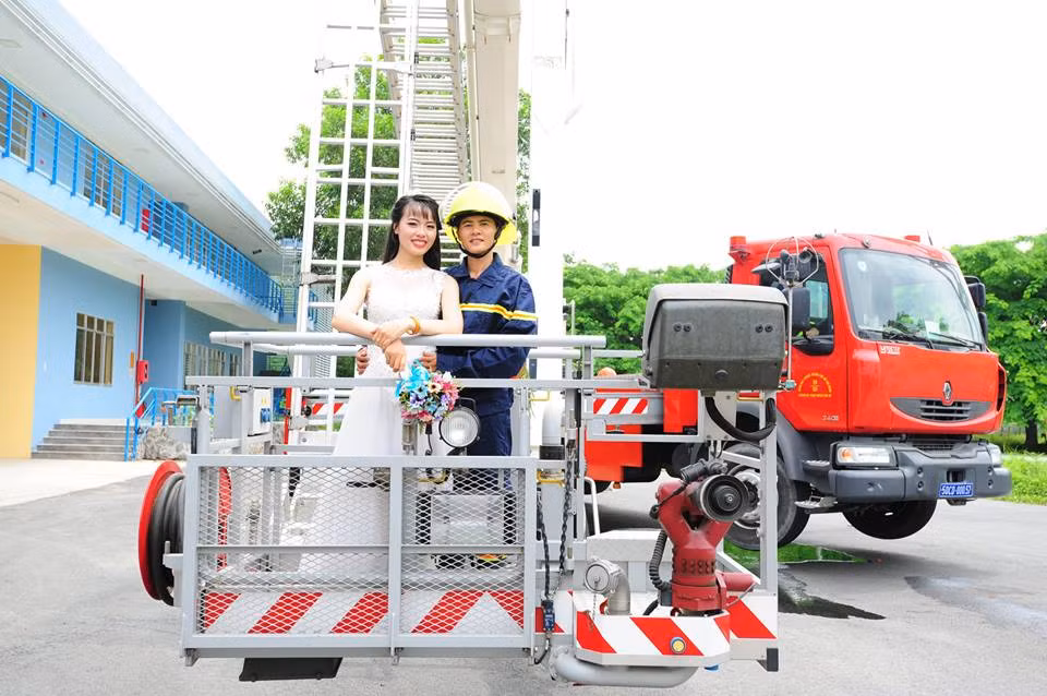 Đằng sau bộ ảnh cưới mộc mạc ấy, còn là chuyện tình yêu rất đáng ngưỡng mộ mà cô dâu 9X xứ Nghệ dành cho chồng tương lai là một người lính cứu hỏa. Tính từ lúc quen, hẹn hò và yêu thương nhau cho tới ngày cưới sắp diễn ra vào hôm 14/7 tới đây, Mai Tuyết và Quốc Doanh đã yêu nhau được tròn 3 năm.