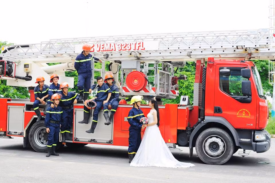 Cô dâu Mai Tuyết hiện công tác tại khoa Dân Sự- Trường Đào tạo, bồi dưỡng nghiệp vụ kiểm sát tại TP HCM, còn chú rể Quốc Doanh đang công tác tại Phòng Cảnh sát PC&amp;CC H.Nhà Bè, TP HCM. Bộ ảnh cưới đậm chất ngành của họ được ê-kíp chụp hình thực hiện ngày 13/5 vừa qua tại Đơn vị Phòng Cảnh sát PC&amp;CC H.Nhà Bè.