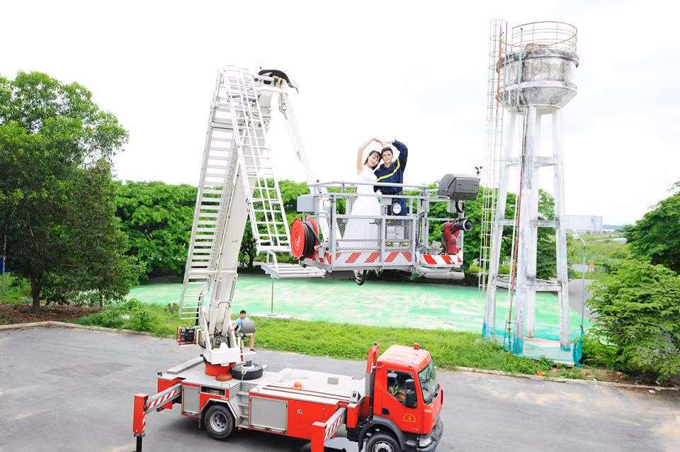 Trong suốt 3 năm đó, đối với Mai Tuyết kỷ niệm vui thì nhiều nhưng cũng có đôi chút hụt hẫng. "Vì đặc thù và tính chất công việc của ngành nên anh không thể đưa mình đi chơi hay gặp nhau thường xuyên được, trừ khi vào cuối tuần (thứ 7 hoặc Chủ nhật) thôi. Mình nhớ rằng hôm đó là vào chiều thứ 7, anh có nhắn tin hẹn mình là tối nay 7h lên hai đứa gặp nhau rồi anh đưa mình đi chơi, đi ăn. Vì cả tuần chưa gặp nên khi nhận được tin của anh thì mình vui lắm...