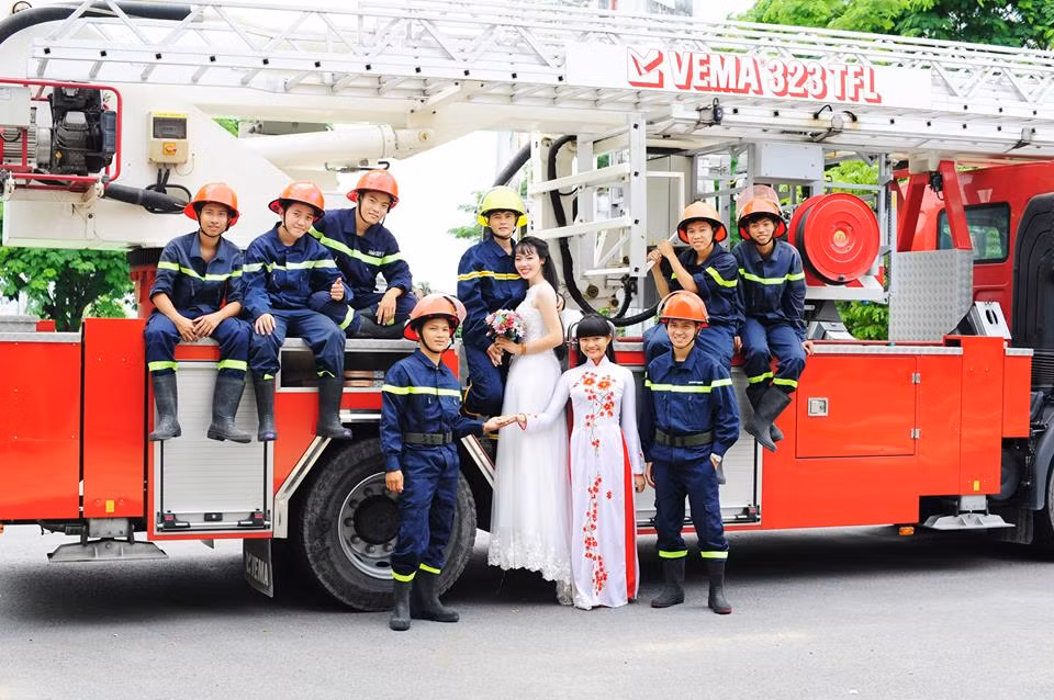 Cặp đôi cũng được Đơn vị Phòng Cảnh sát PC&amp;CC H.Nhà Bè - nơi chú rể Quốc Doanh đang công tác tạo mọi điều kiện tốt nhất về không gian và thời gian cũng như phương tiện xe chữa cháy, xe thang nhằm góp phần làm nên sự sinh động cho album ảnh cưới.