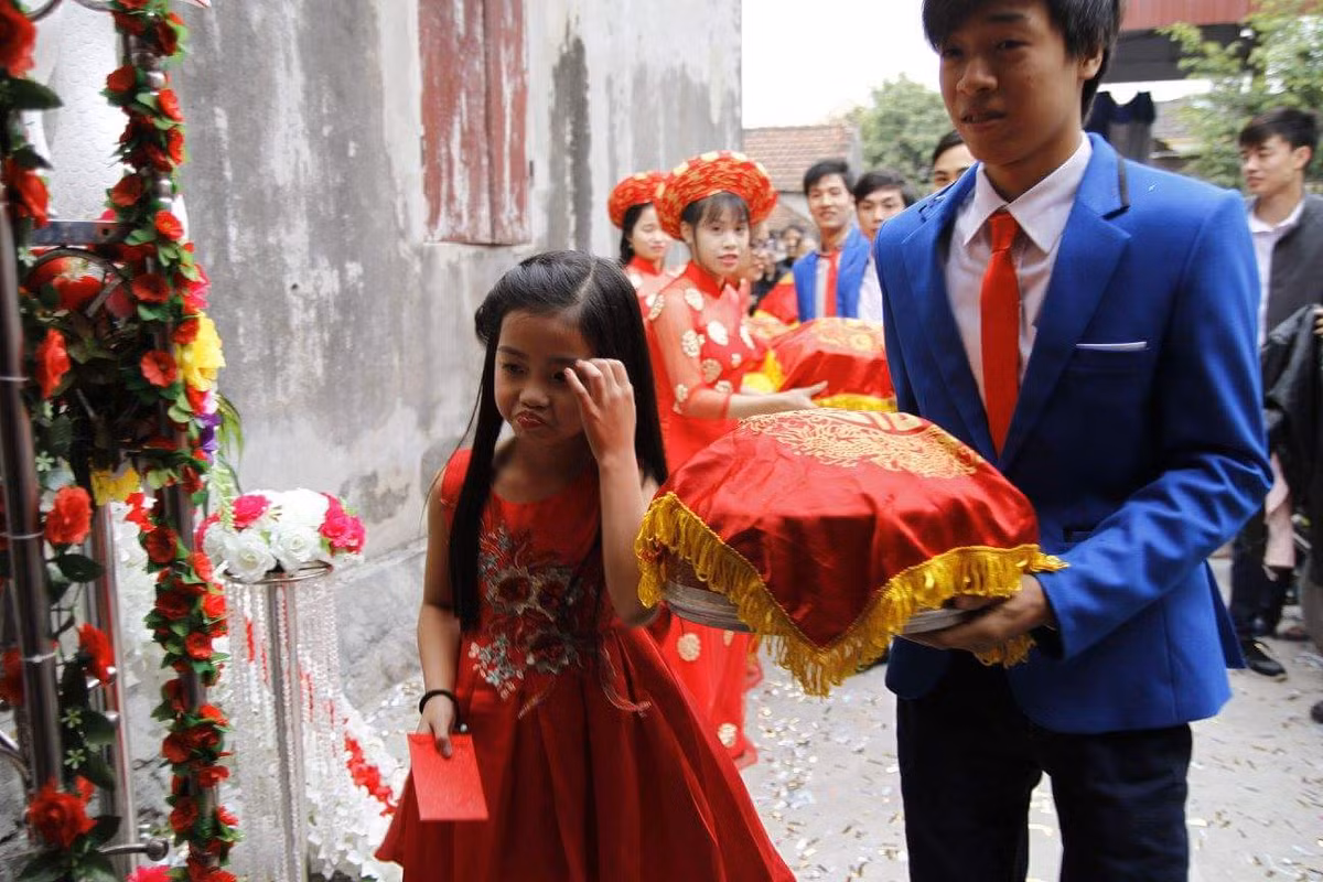 Khác với những hình ảnh thông thường đó, mới đây, những bức ảnh chụp một cô bé xinh xắn có mặt trong đội bê đỡ tráp ăn hỏi của cô dâu chú rể trong ngày trọng đại khiến cộng đồng mạng Việt không khỏi xôn xao và tò mò.