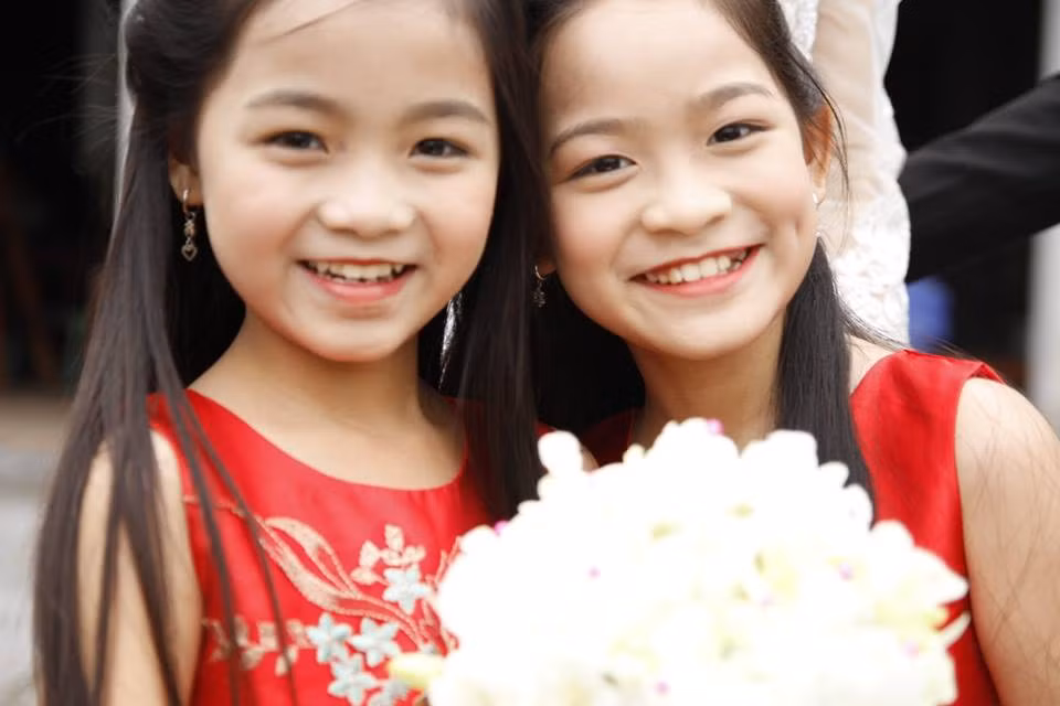 Tuy nhiên, khi đọc được một số bình luận không hay của một số người không hiểu chuyện về em gái (trái), cũng như những thông tin lan truyền không đúng khiến Nguyễn Phương cảm thấy rất bực mình vì em gái cô vẫn còn nhỏ. Nhưng cô dâu trẻ vẫn cố gắng bỏ ngoài tai vì cho rằng đó cũng chỉ là "thế giới ảo" mà thôi.