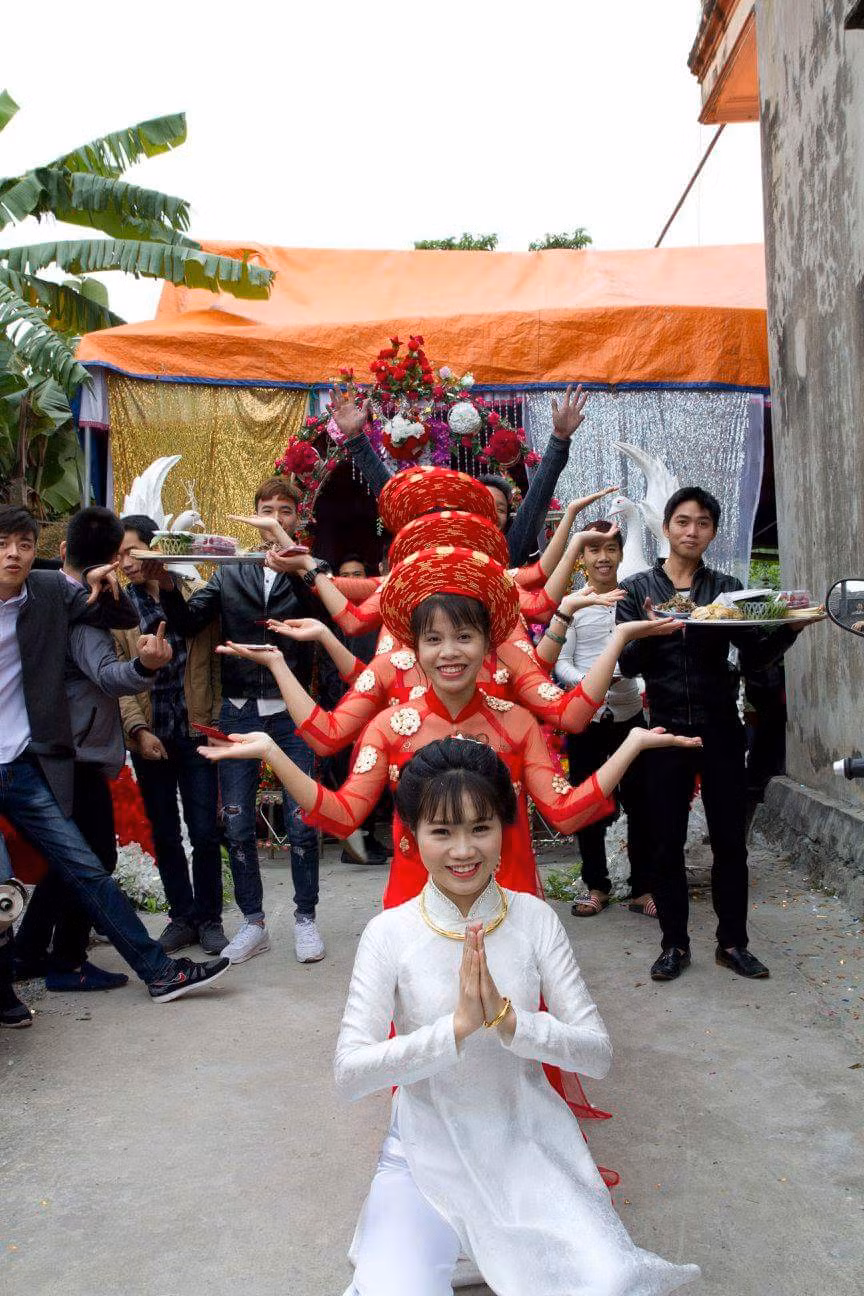 Khoảnh khắc chụp ảnh tinh nghịch trong ngày ăn hỏi của cô dâu xinh đẹp.