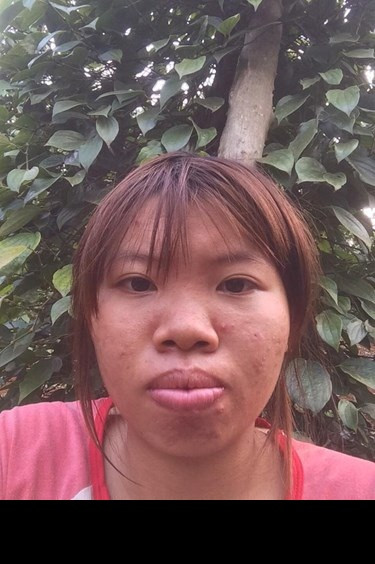 Vào phụ bố mẹ được một thời gian thì Kim Phượng lập gia đình. Tự nhận thấy mình xấu xí nên Phượng cũng "tặc lưỡi" nghe theo bố mẹ để đi lấy chồng mà không có tình yêu. "Các chị xinh đẹp thì mình không nói, nhưng có chị nào như mình mà từ bé đến lớn không có người yêu chưa? Và dù đã lấy chồng rồi nhưng vẫn không được yêu thương không? Người ta bảo tốt gỗ hơn tốt nước sơn nhưng mình thấy không đúng lắm. Bây giờ ra ngoài người ta chưa thấy "gỗ" đâu, thấy "nước sơn" xấu là không thèm nhìn mặt rồi. Với lại mình vẫn còn trẻ, mới 22 tuổi thôi mà đi ra đường cứ gọi bằng chị, bằng cô. Nghe mà buồn!", cô gái Đăk Nông bộc bạch.