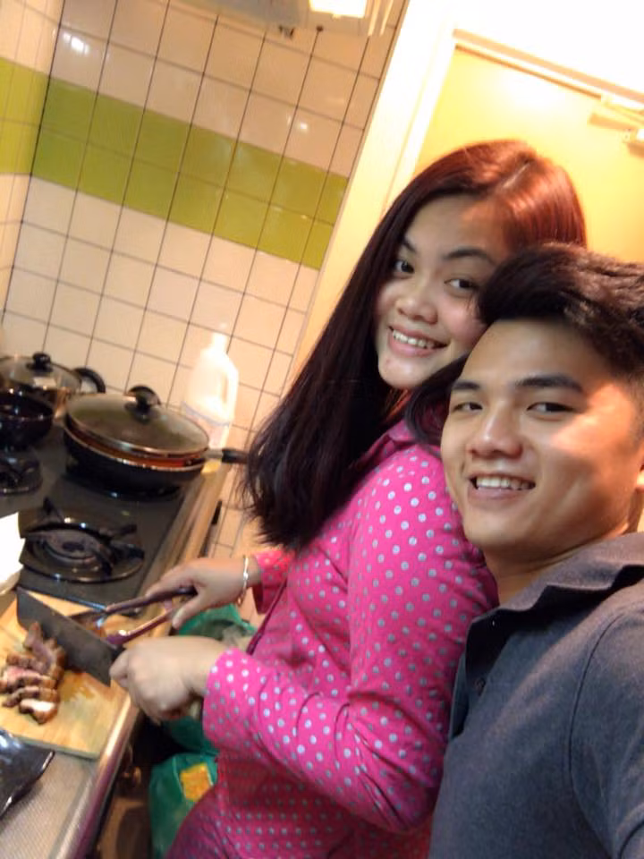 Không chỉ được bạn bè khen là có tài làm thơ, Hà Anh còn nấu ăn rất khéo và thường chia sẻ thành quả của mình lên trang cá nhân. Vì bố kinh doanh hàng ăn đã được hơn chục năm, còn mẹ thì nấu ăn cũng rất ngon, nên cô gái 9X cảm thấy rất hạnh phúc khi được thừa hưởng sự khéo léo từ bố mẹ mình.