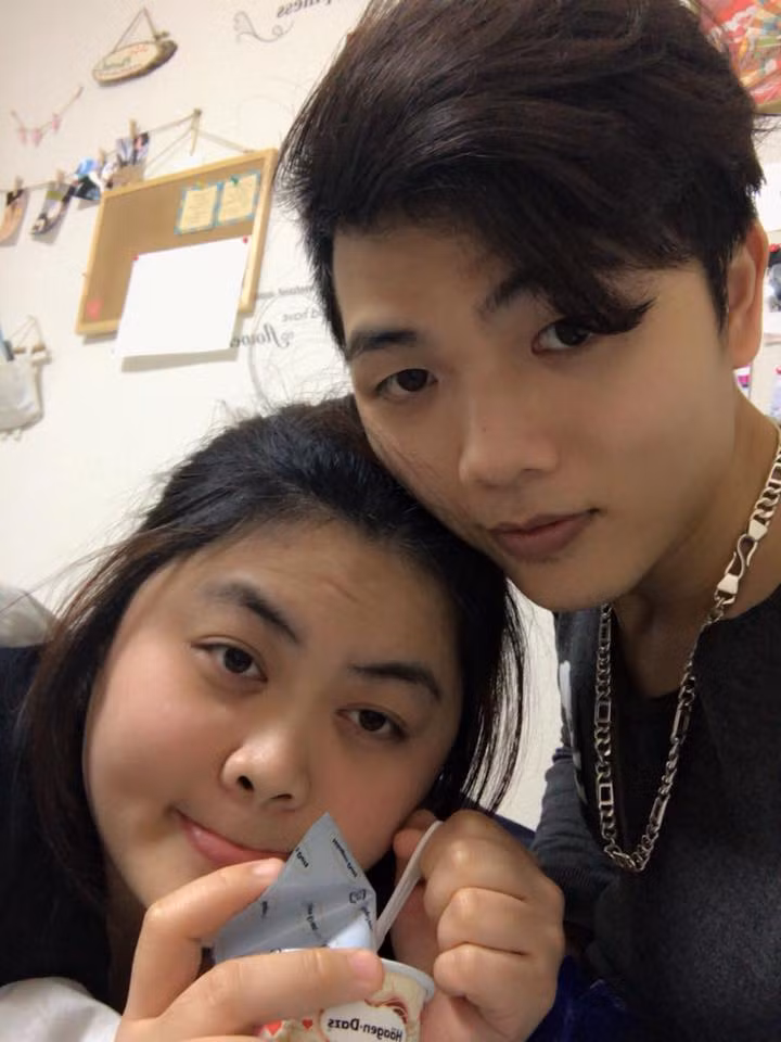 Không chỉ giỏi nấu nướng, sức ăn "khủng khiếp" cô nữ sinh 9X còn từng khiến anh chàng Đắc Đại phải "choáng váng" khi lần đầu hẹn hò mà cô nàng "chén bay" 20 xiên thịt nướng và 16 cái xúc xích. "Lúc đó chưa phải người yêu nên mình nghĩ đơn giản là mình ăn thì mình trả tiền thôi. Ai dè chồng cứ tranh trả tiền. Nếu biết trước thì mình đã không làm vậy đâu", Hà Anh giải thích.