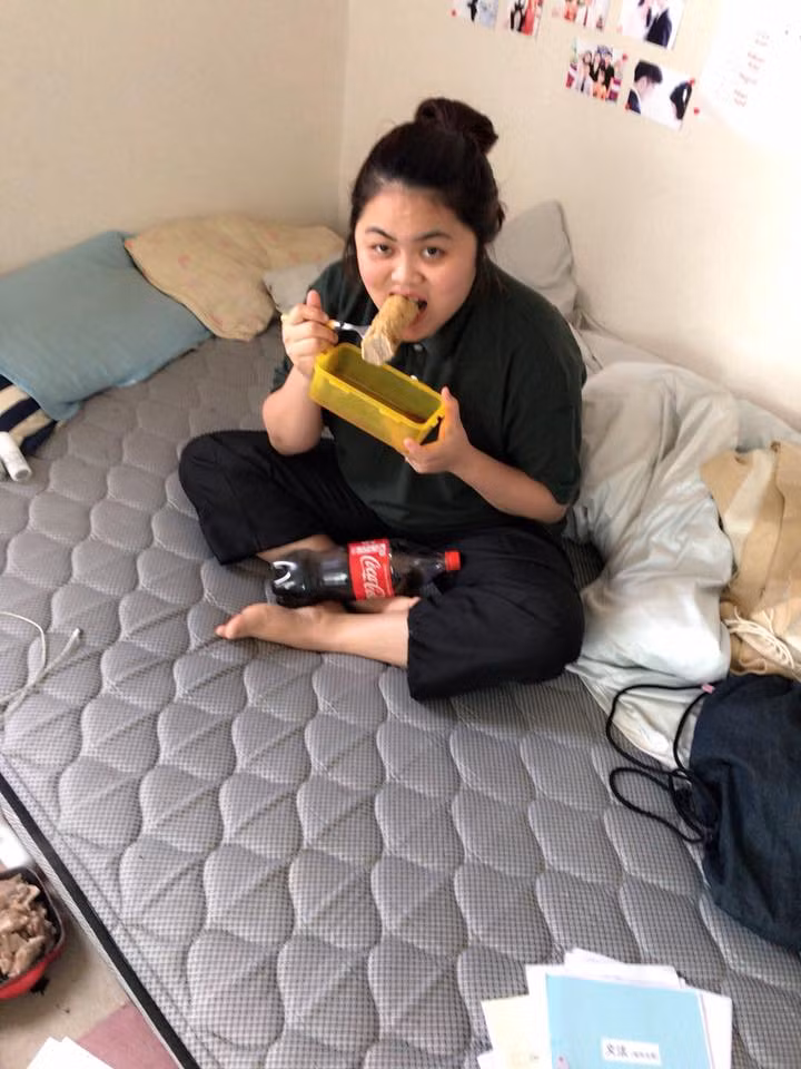 Cô nàng mũm mĩm quê Bắc Giang nhớ lại kỷ niệm những ngày đầu ra mắt gia đình người yêu: "Thực ra hồi mới quen nhau mẹ chồng không "ưng" mình đâu bởi vì lúc đó mình trông gầy và đen lắm. Nhưng khoảng 2 năm sau gặp lại, mẹ chồng không nhận ra mình và còn hỏi lại chồng mình là "chia tay con bé Bắc Giang rồi à!". Mấy năm sau nữa mẹ chồng có bảo mỗi lần gặp là thấy khác không nhận ra nổi".