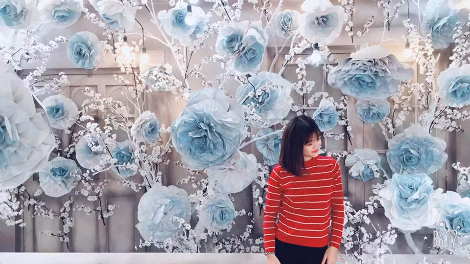 Nhắc đến kỷ niệm vui về mẹ, Cao Linh tự hào nói: "Vì mẹ vẫn đẹp lại ăn mặc trẻ trung nên 90% mọi người bị nhầm hai mẹ con là chị em, nhiều người còn bảo mình già hơn cả mẹ".