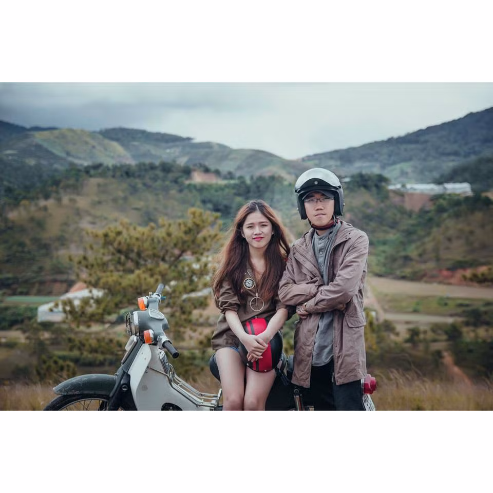 Trước những phản ứng trái chiều đó, chàng trai quê Đà Lạt đáp trả thẳng thắn rằng: Vấn đề không phải món quà đắt hay rẻ. Giá trị món quà chính là nằm ở sự chân thành và cố gắng mang lại hạnh phúc cho người mình yêu. Nếu như ngoài đó họ nói đây là tình yêu vật chất thì Duy sẽ trả lời rằng vật chất luôn là thứ thực tế nhất...