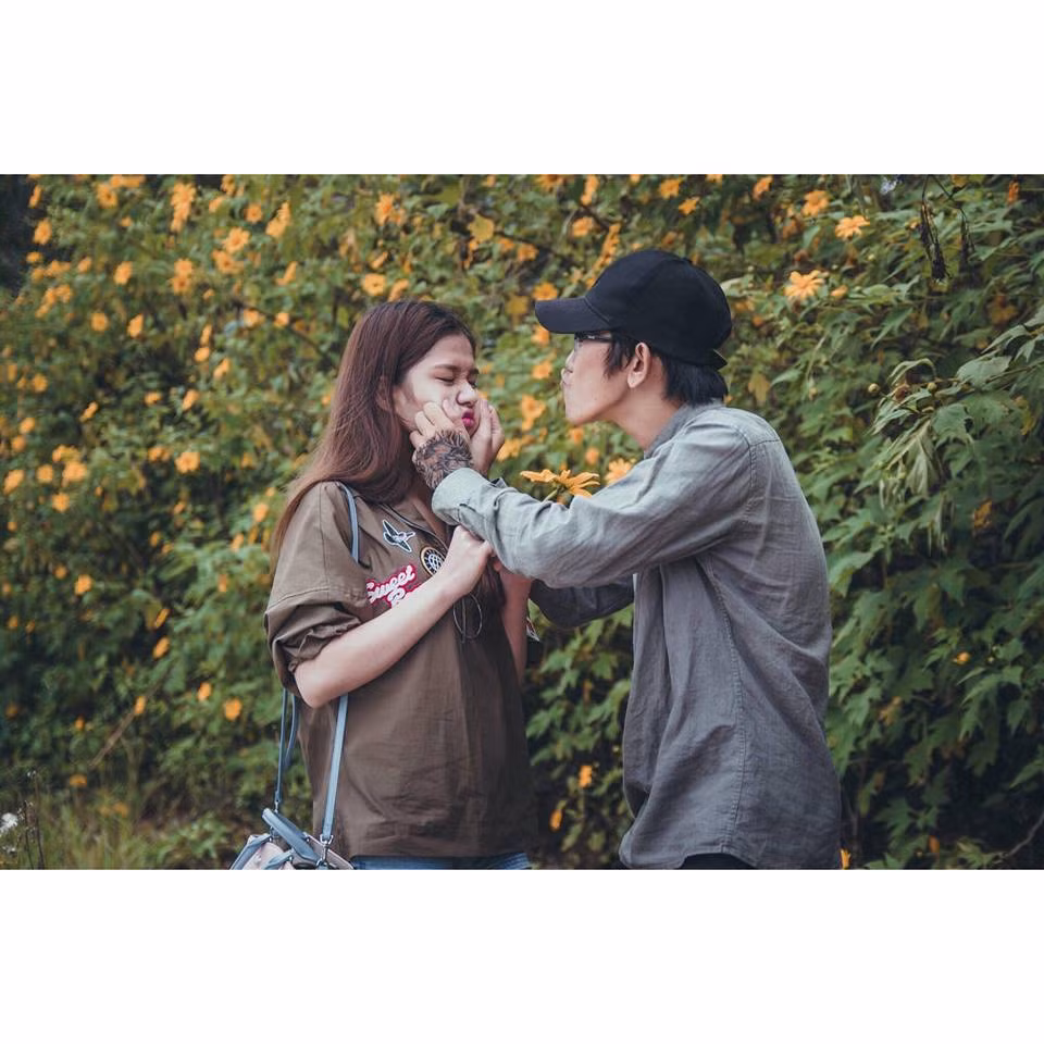 Theo tìm hiểu, chàng trai gây sốc này có tên Nguyễn Ngọc Duy, sinh năm 1994, tại Đà Lạt và cô gái là Nguyễn Thị Thanh Thảo, sinh năm 1998, hiện sống và làm việc tại TP HCM. Cả hai cũng không phải là gương mặt quá xa lạ trong cộng đồng mạng Sài thành khi từng khiến bao nhiêu người phải ghen tỵ vì câu chuyện tình yêu đẹp của mình.