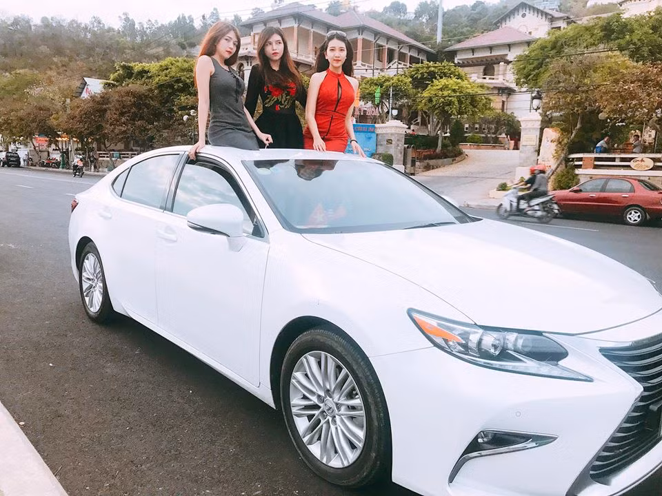 "3 nàng tiên nhà họ Hồ" thường xuyên đi du lịch cùng nhau mỗi khi có thời gian rảnh. Trong ảnh, các cô gái chụp ảnh trên chiếc xe hơi đắt tiền trong chuyến du lịch ở Vũng Tàu.