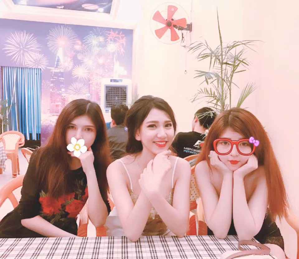 Hồ Ngọc Thanh Giang, Hồ Ngọc Ý Nhi và Hồ Ngọc Thanh Giang (từ trái qua phải) gây chú ý ngay từ cái nhìn đầu tiên khi sở hữu nước da trắng ngần, khuôn mặt xinh đẹp và chiều cao lý tưởng gần 1m70.