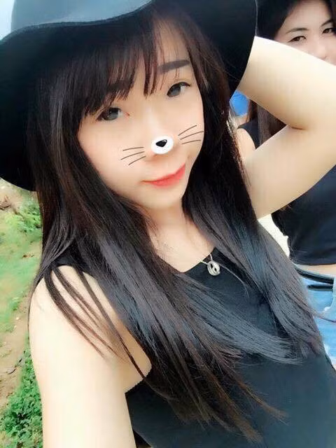 Ngoại hình nhỏ nhắn, xinh xắn của Linh và chị gái (ảnh) cũng được thừa hưởng từ người mẹ U50.