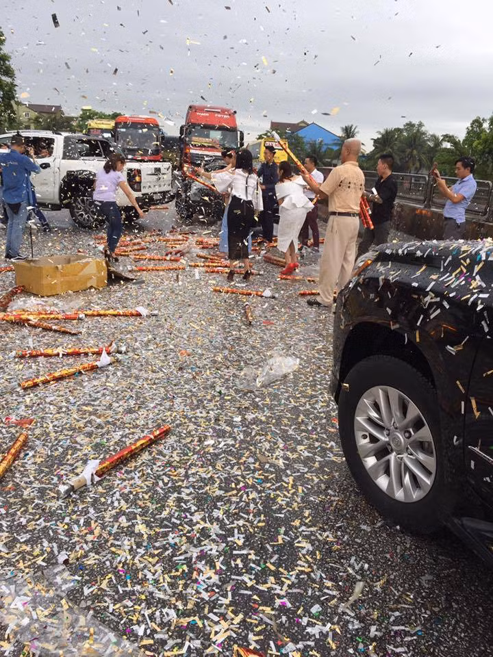 ... "phủ màu" đường quốc lộ. Ảnh: Beat.