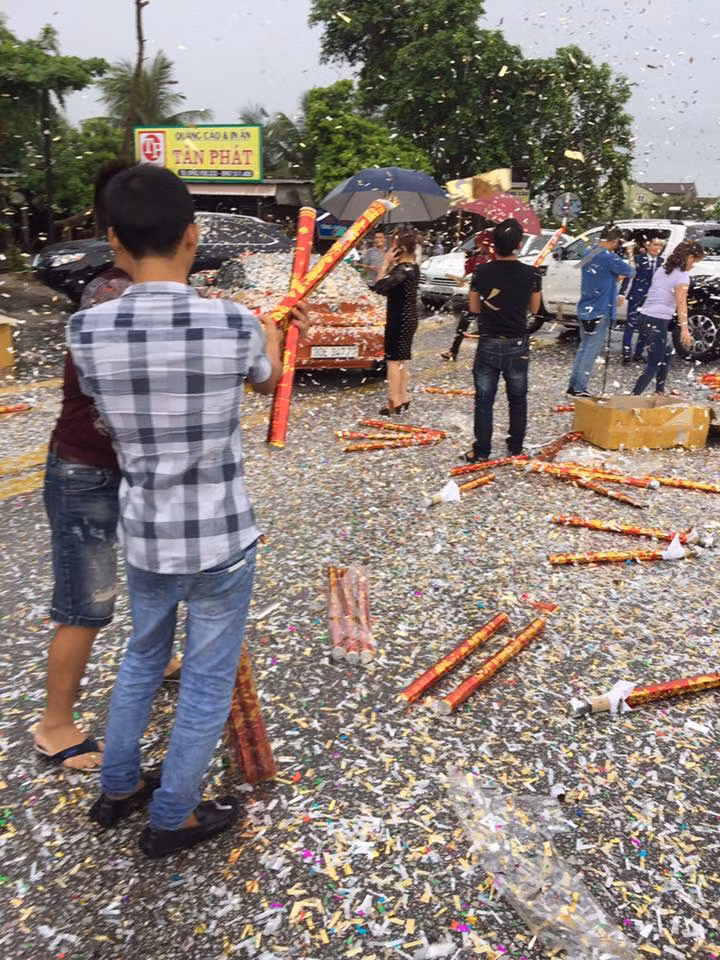 Đám cưới với màn bắn pháo hoa bay ngợp trời...