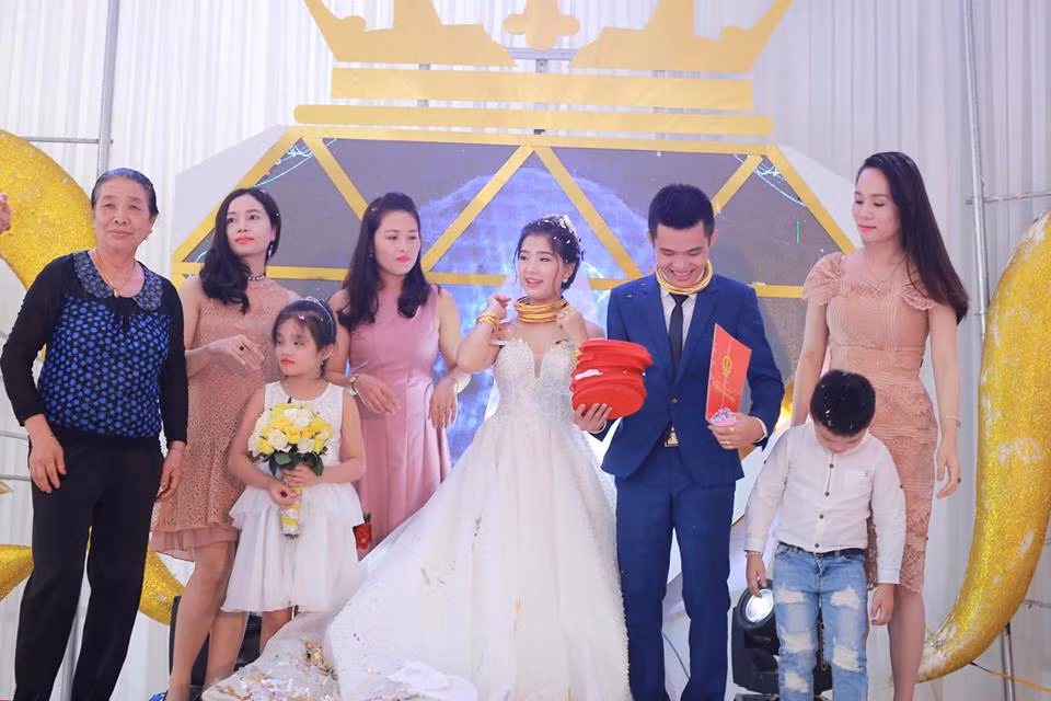 Ấn tượng hơn với người xem đó là thông tin kèm hình ảnh lan truyền rằng, cô dâu và chú rể còn được bố mẹ chồng tặng ngay 10 cây vàng, 1 căn biệt thự 3 tầng tại thị trấn Diễn Châu kèm sổ đỏ, 1 xe ô tô tiền tỉ... ngay tại buổi hôn lễ, trước đông đảo quan khách.