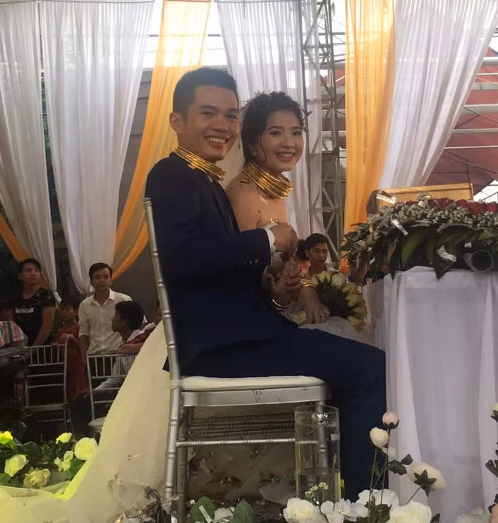 Cũng theo thông tin được lan truyền trên mạng, gia đình hai bên đều thuộc diện khá giả, kinh doanh buôn bán bên Lào. Riêng gia đình chú rể chuyên kinh doanh vàng bạc, đá quý... bên Lào. Ảnh: Facebook.