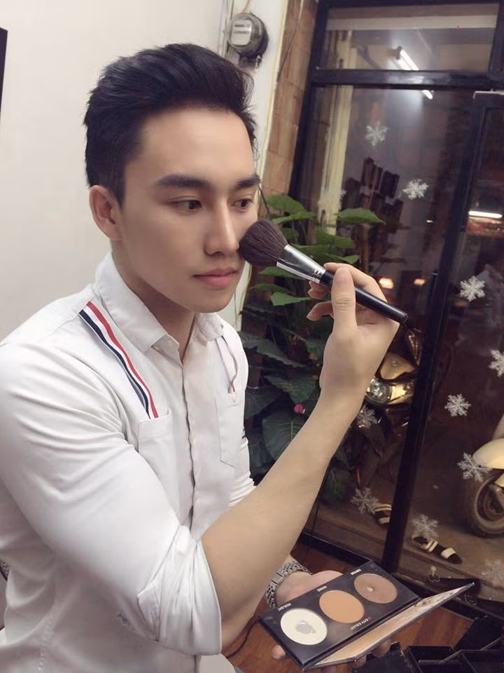 Vì một lúc làm nhiều công việc nên Tưởng Ngọc Minh phải tuân theo một quỹ thời gian khá nghiêm ngặt. Sau giờ làm việc, Ngọc Minh về nhà thay đồ rồi đến phòng tập thể hình. Mỗi ngày anh bỏ ra khoảng hơn 1 tiếng để tập luyện, sau đó đi diễn dancer tại quán bar trước khi về nhà nghỉ ngơi.