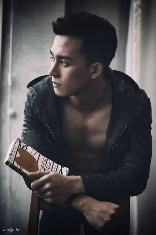 Bên cạnh công việc chính là sửa chữa điện thoại, chàng trai Hà Nội còn khiến nhiều người bất ngờ khi vẫn theo đuổi nghệ thuật với vai trò là một dancer chuyên nghiệp, người mẫu và diễn viên tự do...