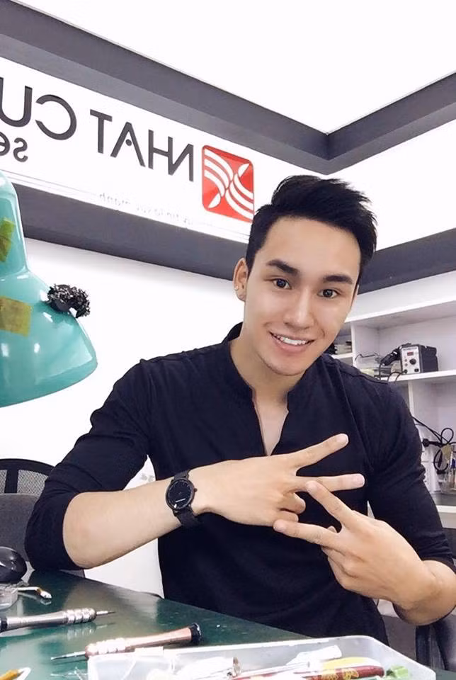 Tưởng Ngọc Minh hiện là nhân viên sửa điện thoại tại một cửa hàng bán điện thoại có tiếng ở Hà Nội.