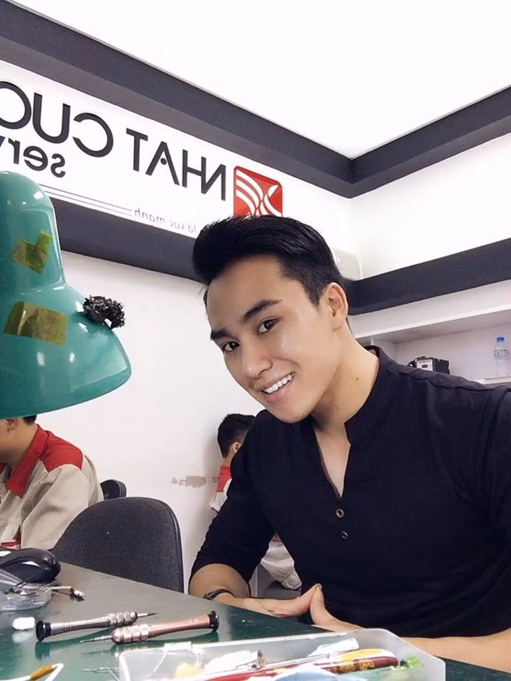 Hot boy sua dien thoai o HN khien chi em 