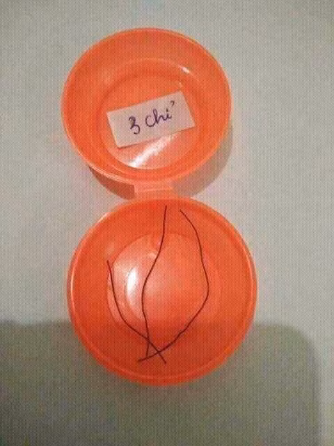 "Nước mắt chảy ngược" khi cầm trên tay hộp quà 3 chỉ.