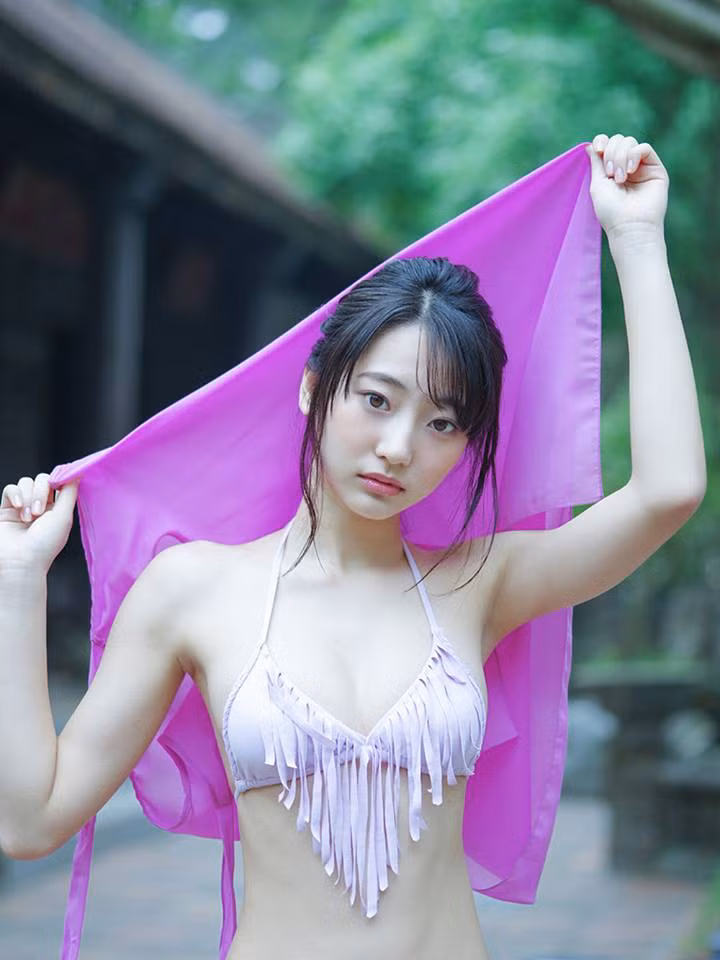 Bộ ảnh táo bạo của Rena Takeda trên đường phố Việt gây nhiều bàn tán.