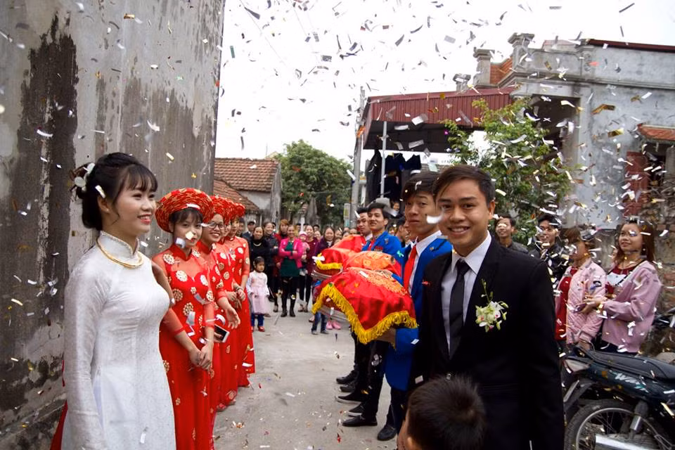 Trước những lời bàn tán xôn xao quanh hình ảnh của cô bé đỡ tráp, cô gái quê Nam Định cho biết đây hoàn toàn không phải là phong tục cưới hỏi ở quê Phương, mà đằng sau đó là một câu chuyện khác.