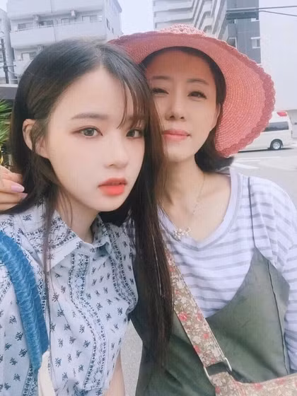 Những bức hình của mẹ ruột được cô nàng hot girl sinh năm 1996 nổi tiếng xứ Kim Chi đăng trên mạng luôn khiến cư dân mạng kinh ngạc trầm trồ vì quả thật, dù đã ở cái tuổi gần 50 nhưng mẹ của Jeong Joo khi chụp cùng con gái trông chỉ như hai chị em.