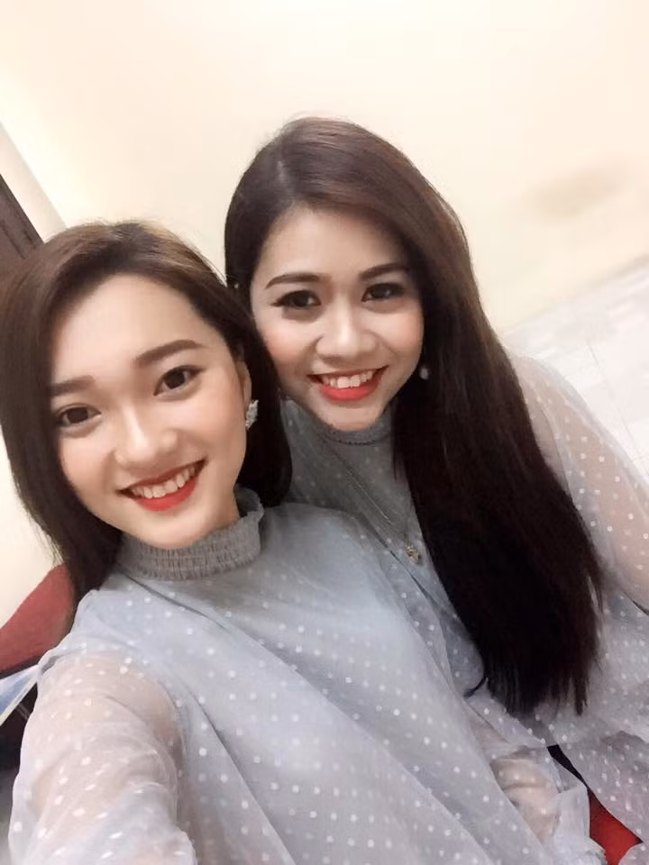 Được biết, Ngọc Nữ đã tốt nghiệp Khoa Kinh tế tại Học viện Nông nghiệp Việt Nam, nhưng khi ra trường lại theo đuổi công việc PG. Ảnh: Nhan sắc ngoài đời của hai nữ PG xinh đẹp được cho là "lấn át cả thí sinh dự thi".