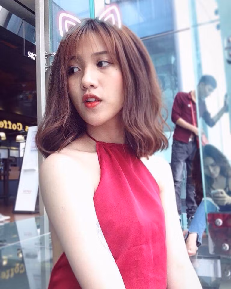 Biểu hiện rõ nhất là vào đầu năm lớp 8, Trung Hậu thấy mình điệu đà và thích màu mè hơn. Khi thấy con trai như vậy, bố mẹ cũng như bạn bè của Hậu rất sốc, còn những người khác thì trêu cậu là "thằng ẻo lả"; "thằng bê đê"...