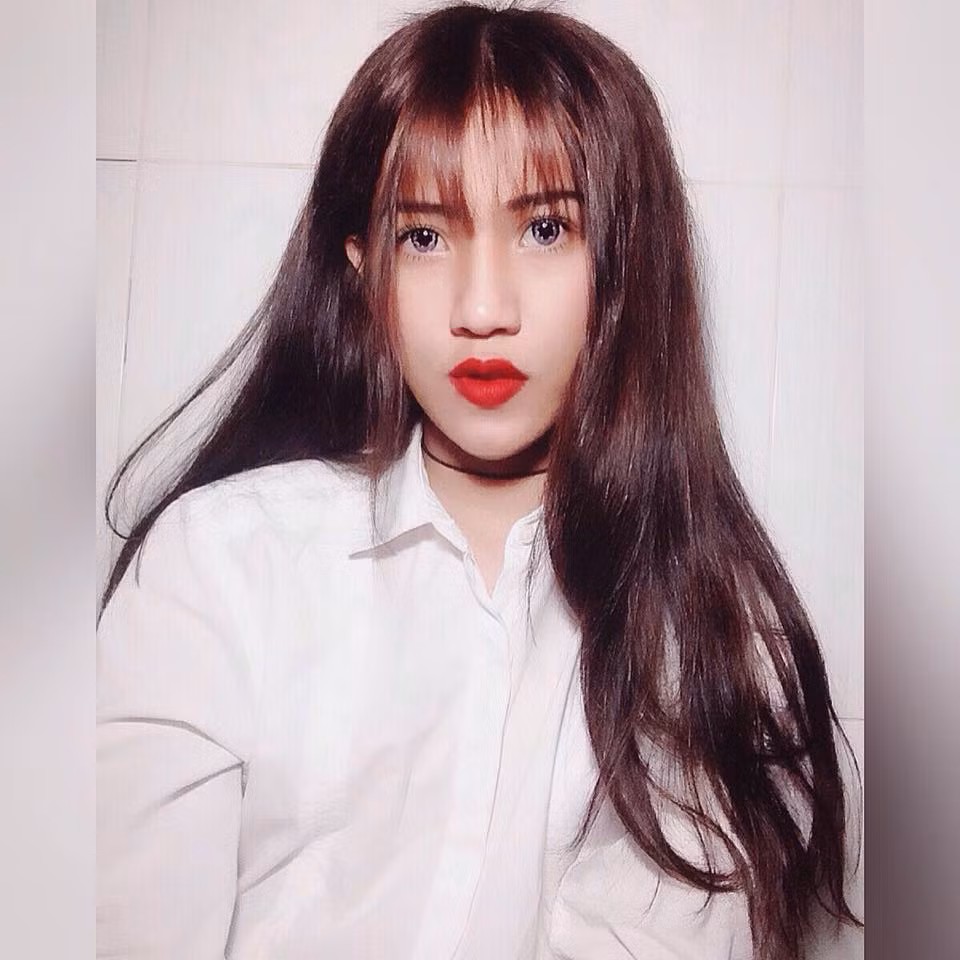 Nghĩ là làm, 15 tuổi Hậu một mình vào TP HCM sống và tự lập. Vào đây, chàng trai gốc Đồng Nai bắt đầu bỏ hết quần áo con trai, mua đồ con gái mặc và đội tóc giả để đi kiếm việc làm. Nhưng vì vốn mang hình hài của một cậu con trai nên ngoại hình vẫn còn thô, da lại ngăm đen khiến Trung Hậu gặp rất nhiều khó khăn trong quá trình xin việc.