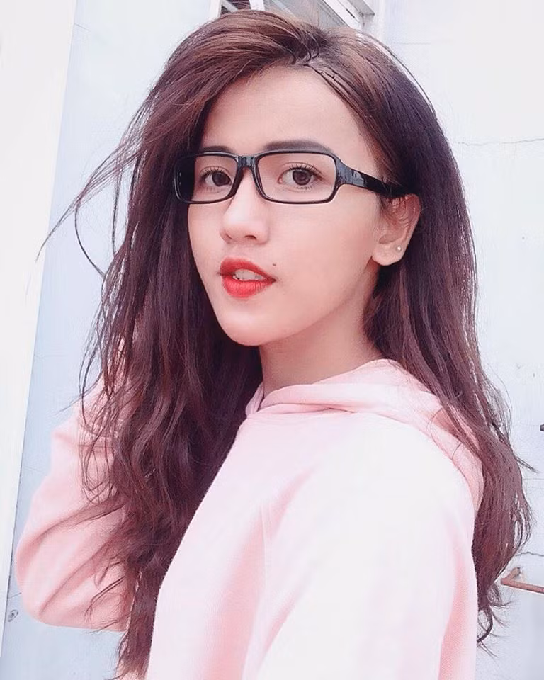 "Cảm giác lúc đấy em cứ như cái vật thể lạ ấy, nhục nhã lắm, đi đâu người ta cũng nhìn, chỉ trỏ, bị khinh bỉ. Xung quanh lúc nào cũng chỉ có tiếng cười trêu ghẹo rồi xa lánh con người mình. Bố mẹ của các bạn khác thì cấm các bạn chơi với mình, họ cho mình bị bệnh tật, sợ bị lây. Về nhà thì lại bị bố mẹ mình đánh...", chàng trai 10X quê Đồng Nai trải lòng về quãng thời gian phải che giấu giới tính thật của mình.