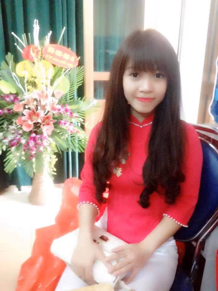 Ngày 10/2 vừa qua, Thanh Hằng vừa truyền xong 4 đợt hóa chất trong số 12 đợt theo phác đồ trước mắt. Con đường chiến đấu với bệnh tật còn chờ Hằng trước mắt và cô vẫn luôn động viên mình phải mạnh mẽ vượt qua: "Toàn thân mệt mỏi. Khó chịu đến khó tả. Nhớ em lắm tóc à, nhớ trường, nhớ bục giảng nhớ học sinh...mạnh mẽ lên nào tôi ơi...!". Ảnh: Facebook nhân vật.