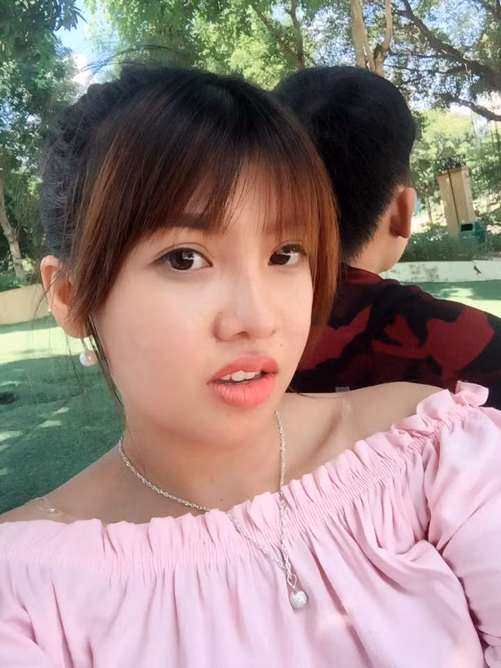 Quách Thị Phượng cũng từng thẳng thắn nêu quan điểm: "Mọi người nói mình "làm màu", "thích làm trò để nổi"... hay sao cũng được. Ai mà không thích mình nổi để sống dễ dàng hơn. Mình không theo cách của Bà Tưng, Tùng Sơn hay Lệ Rơi, mà là có cách nổi của riêng mình". Ảnh: FBNV.