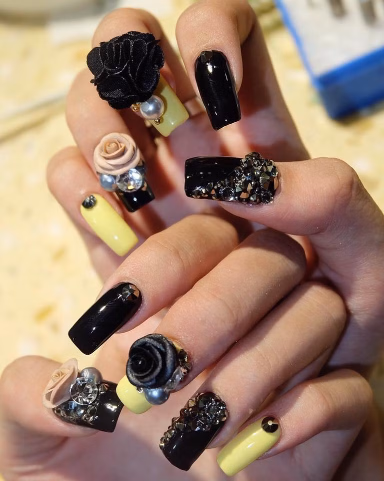 "Bộ này em làm là 1,4 triệu đồng đây ạ". Đa phần những chị em chịu chi để làm móng cho rằng, đắt rẻ chỉ là một phần, quan trọng là độ bền được bao lâu.