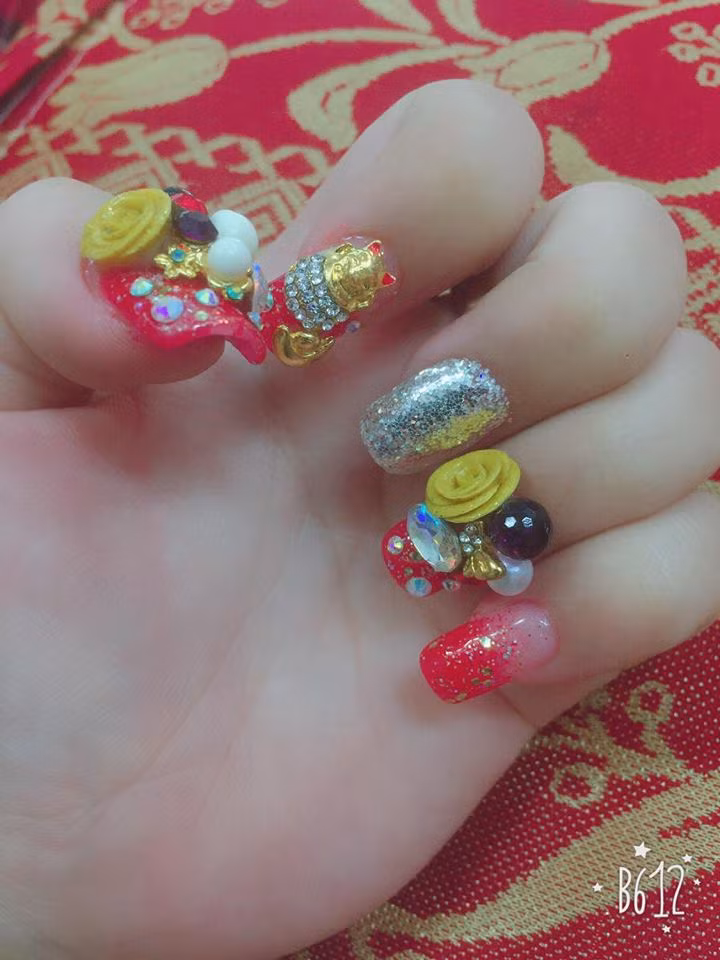 Trên một diễn đàn dành cho "các chị các mẹ" mới đây xôn xao với một hóa đơn làm móng giá hơn 2 triệu đồng khiến khổ chủ cảm thấy "ê chề".