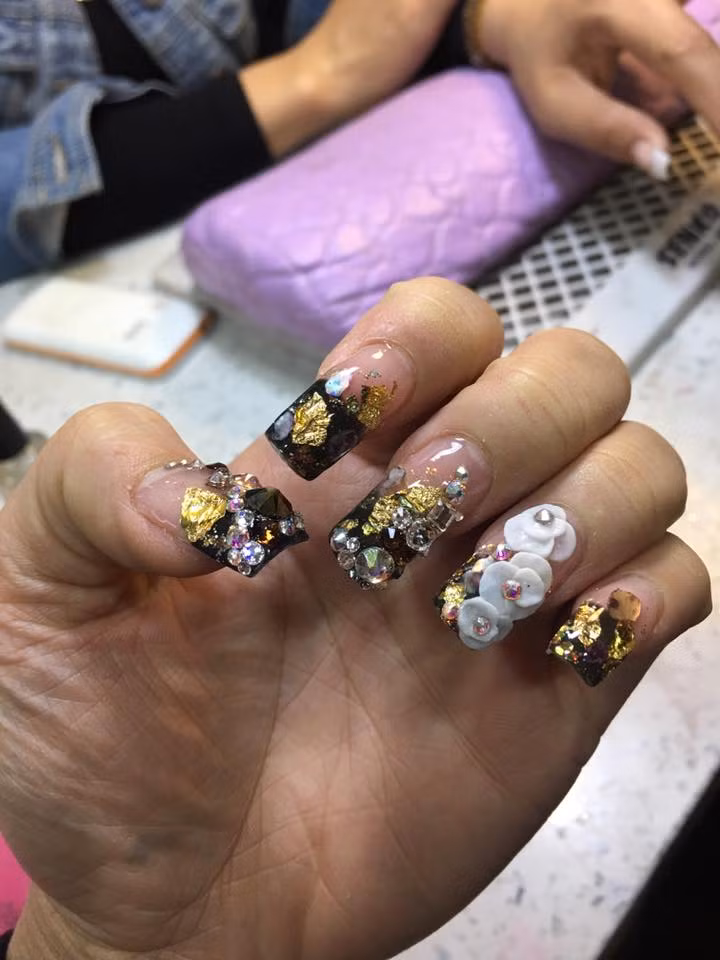 Để góp vui cùng chủ đề làm móng, nhiều chị em khác cũng hào hứng khoe bộ móng vừa làm xong với giá rẻ hơn mà lại đẹp. "Móng em vừa làm xong đây, 500k".