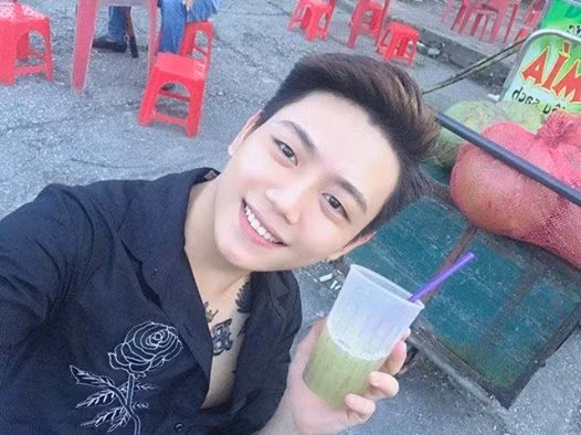 Mới đây, loạt ảnh về một anh chàng điển trai, dáng người cao ráo, da trắng như "trứng gà bóc", mặc đồ bảnh bao bán nước mía đối diện cổng trường ĐH Vinh (Nghệ An) giữa cái nắng nóng oi ả nhận được sự quan tâm của cộng đồng mạng.