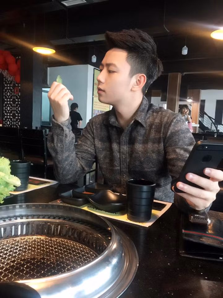 Việc bất ngờ "nổi tiếng" kéo theo những bình luận không hay hướng về mình, chàng trai bán nước mía thẳng thắn lên tiếng: "Mình thật sự không biết nên nói như thế nào, bán nước mía kiếm sống cũng bị bảo là sống ảo, làm màu. Ăn mặc chỉnh tề thì bảo là có điều kiện việc gì phải đi bán nước mía, ăn mặc rách nát thì bảo thằng này không tôn trọng người nhìn, thằng này ăn mặc thế kia có đảm bảo nước mía sạch hay không..."