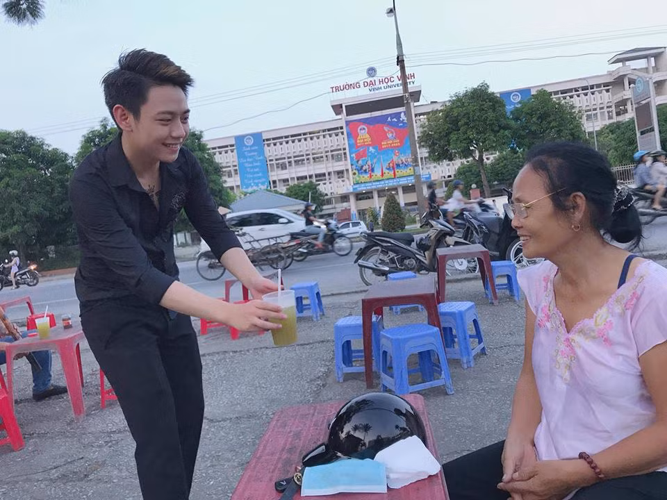 Ngoài biệt danh " hot boy bán nước mía" được các cô gái ưu ái đặt cho, anh chàng điển trai này cũng phải nhận khá nhiều bình luận không hay rằng anh chỉ đang "làm màu", hay "một chiêu trò PR để tìm kiếm sự nổi tiếng"...