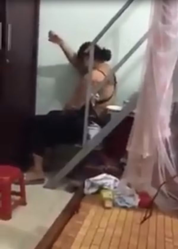 Hình ảnh trong clip cho thấy, vì chồng khen cô nào đấy xin rồi chê vợ béo, bạn bè được thể nói theo, cô vợ mũm mĩm liền bật khóc kể khổ: "Đầy tiền mà xin tiền để đi hút mỡ không cho! Anh đập tiền vào người em xem có đẹp không? Lại còn đẹp hơn cả con đấy". Khi người chồng đáp lại: "Thế sao nó không phải đập mà nó lại đẹp?", vợ mập mếu máo trách móc: "Tại vì nó chưa có chồng, nó chưa có con! Em đẻ cho anh 2 đứa con rồi đấy thây. Nếu hồi đấy (trước khi có con - PV) em không xinh thì anh có yêu em không? Xong thì suốt ngày cứ kêu em giảm cân xong rồi cứ rủ em đi ăn không, đi ăn không? Biết em thèm còn cứ rủ đi ăn!"